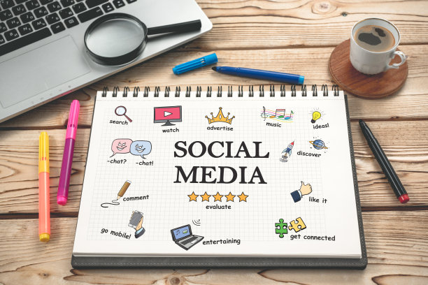 社交媒体概念办公桌上的各种涂鸦图标图片下载