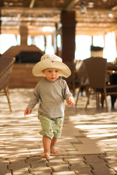 餐馆里的淘气宝宝图片下载