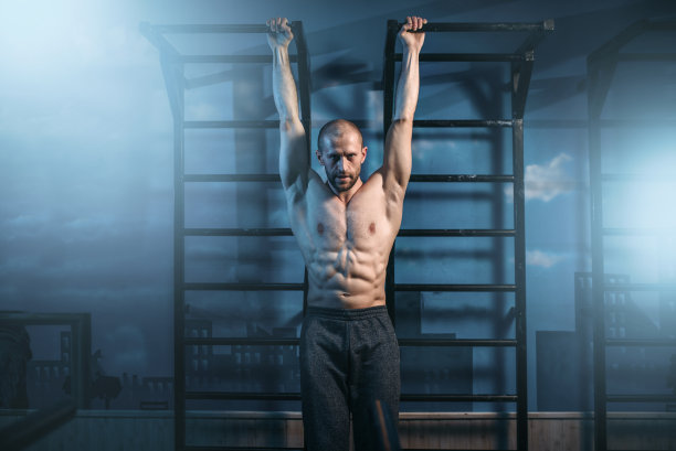 运动员在酒吧进行肌肉训练图片下载