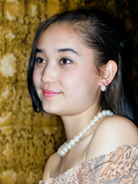 女孩带着珠儿图片下载