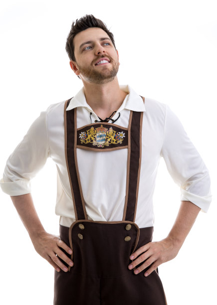 年轻人穿着传统的巴伐利亚服装，背景是白色图片下载