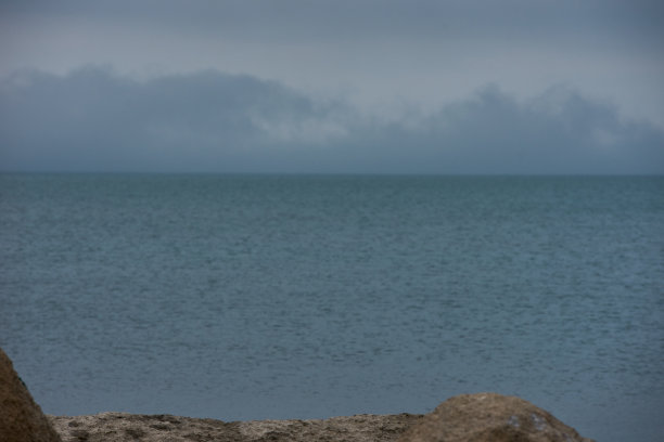 秋天的图片里海与山脉图片下载