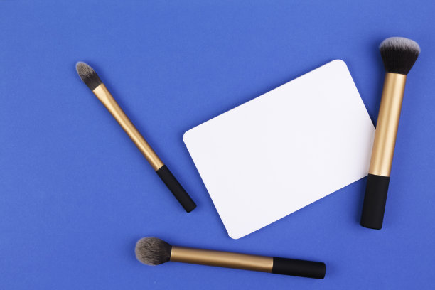 在蓝色背景上使用画笔和空白卡片图片下载
