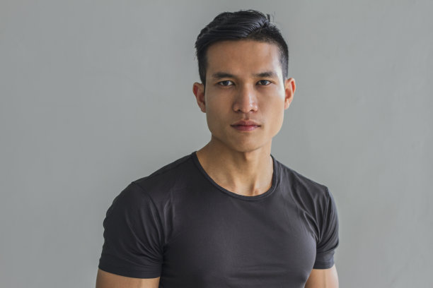 来自印度尼西亚的英俊和肌肉发达的年轻人的肖像:印度尼西亚人图片下载