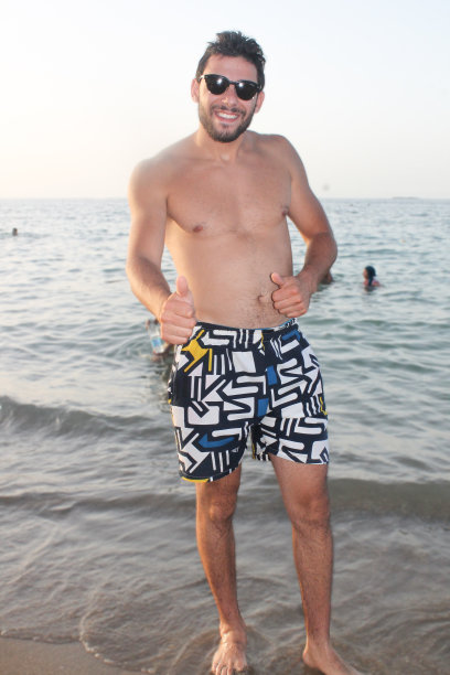 海滩上快乐的人图片下载