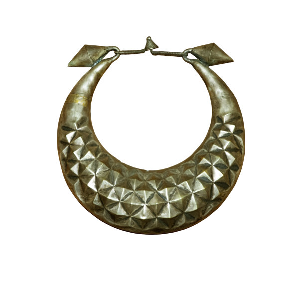 白色背景上的黄铜复古项链图片下载