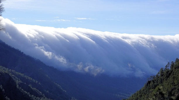 烟雾笼罩着卡波诺瓦图片下载