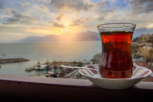 一杯传统土耳其茶，在阳光的照射下图片下载