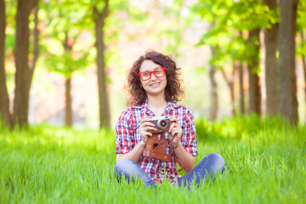 公园里带着相机的印度女孩。图片下载