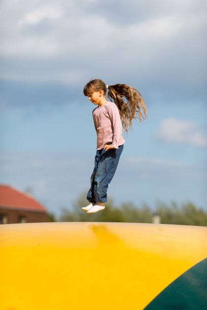 跳的女孩图片下载