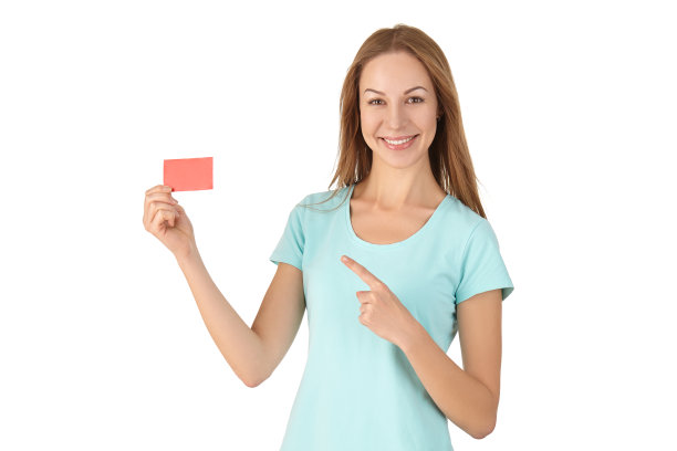 穿绿松石t恤的女人用手指着卡片。图片下载