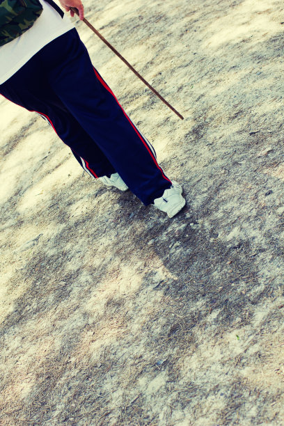 在山中漫步图片下载