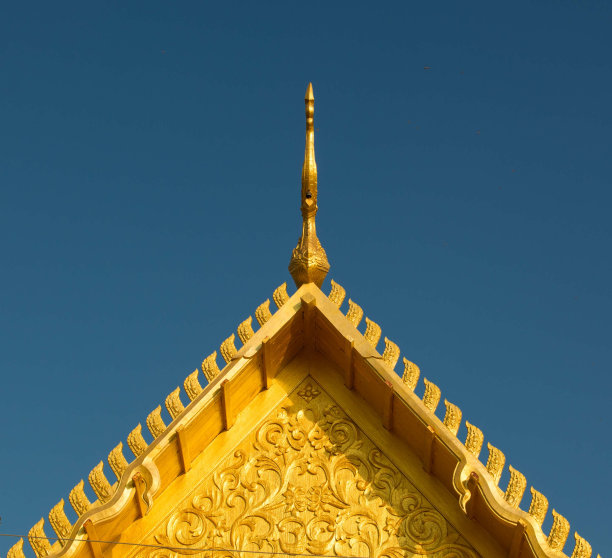 屋顶的三角形末端。图片下载