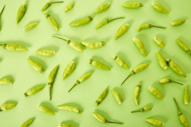 绿色背景是新鲜的辣椒素材图片