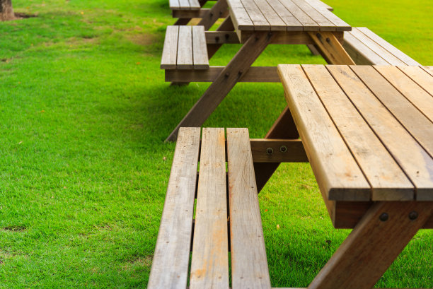 公园里的桌椅图片下载