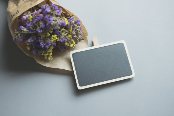 创意平面放置照片的工作桌子与黑色标志图片下载