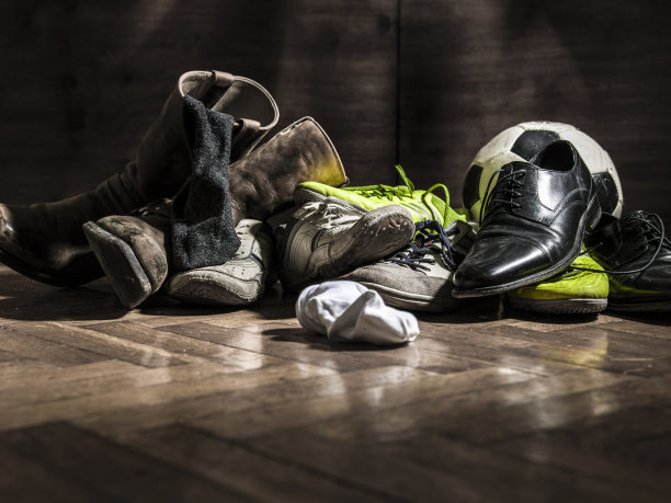 派对结束后有很多鞋和足球图片下载