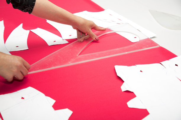 裁缝的手与粉红色的织物图片下载