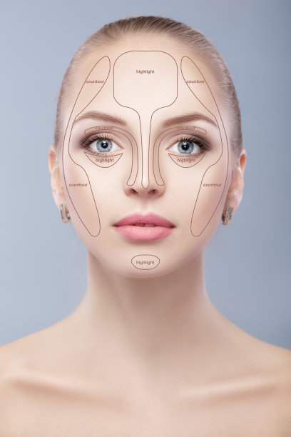 轮廓线。在灰色的背景上化妆女人的脸。轮廓和高光妆。图片下载