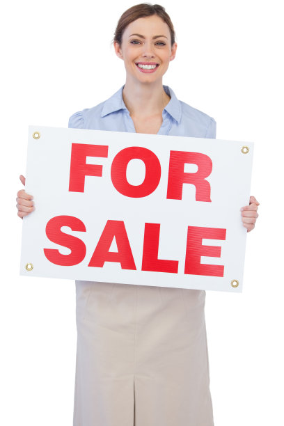 兴高采烈的房地产经纪人摆出待售的姿势图片下载