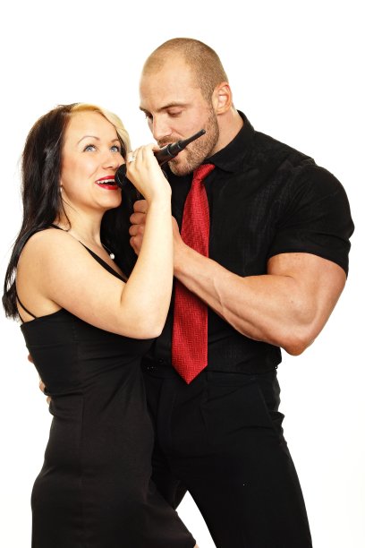 和男男女女一起唱卡拉ok图片下载