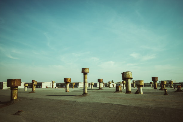 大型植物屋顶陈旧的通风系统图片下载