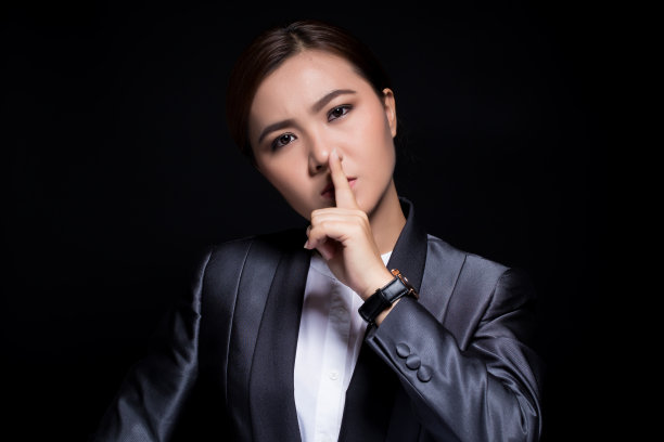 女人做了个安静的手势图片下载