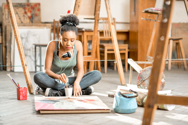 创造性的学生在大学绘画素材图片