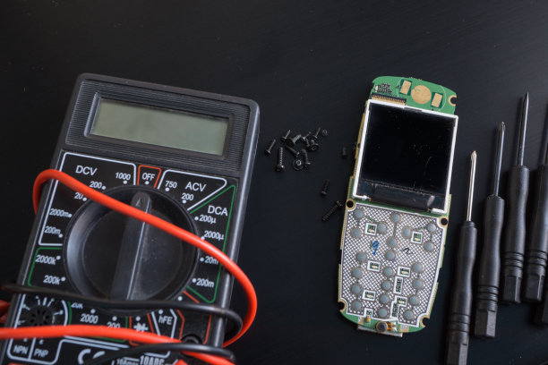 带数字万用表的破损手机特写镜头图片下载