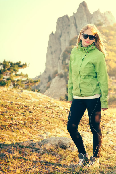 女旅行者徒步旅行在美丽的夏季风景山图片下载