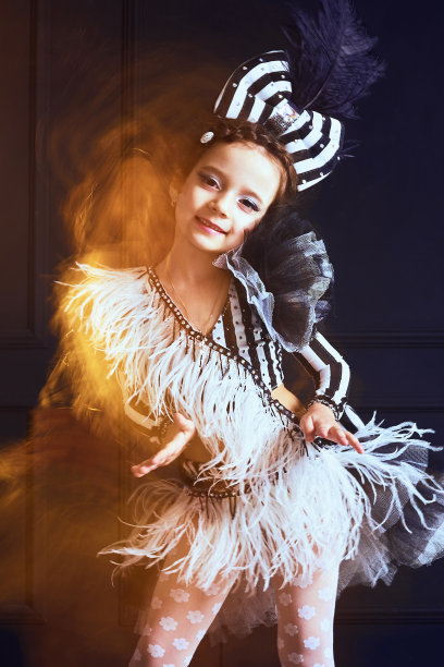 女孩们在舞台上跳舞图片下载