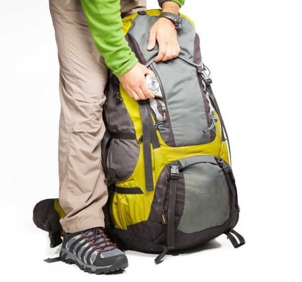 男子把相机放进打包好的背包里图片下载