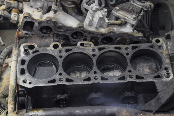 四缸发动机的缸体。汽车拆卸修理。发动机机油中的零件。在汽车发动机维修服务中图片下载