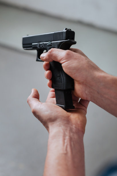 一个弹夹被取出的特写图片下载