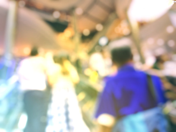 模糊的人在自动扶梯上去购物图片下载