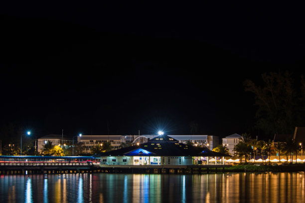 长时间曝光海滨小镇与灯光在夜间时间图片下载