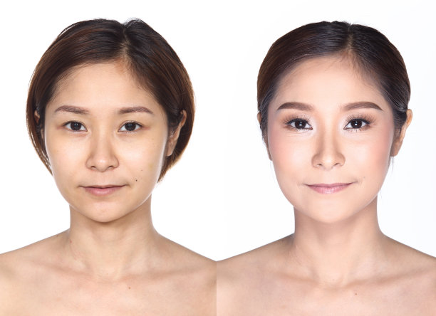 亚洲女人化妆前后做发型。没有修饰，脸上有青春痘，痣素材图片
