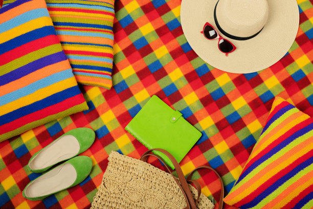 夏天野餐用的彩色地毯和枕头。图片下载