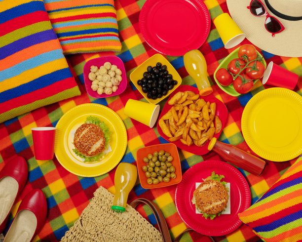 夏季野餐。汉堡，果汁，土豆和蔬菜。图片下载