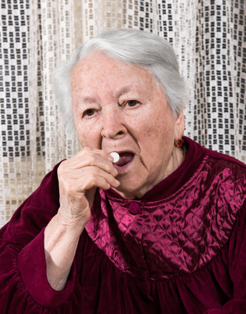 老妇人准备吃药图片下载