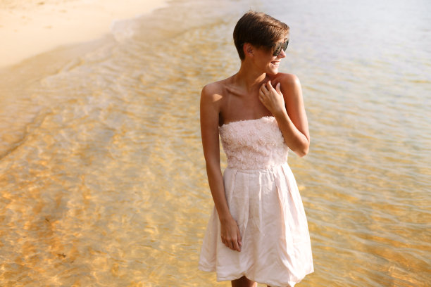 年轻漂亮的女孩在海边附近可爱的海滩上摆姿势图片下载