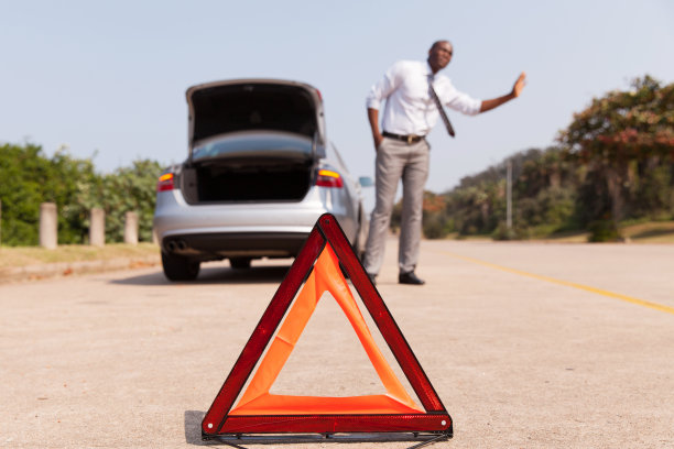 一名非洲男子在汽车抛锚后寻求帮助图片下载