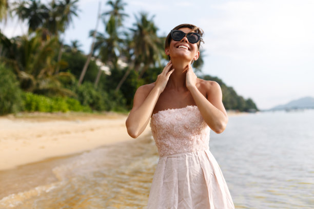 年轻漂亮的女孩在海边附近可爱的海滩上摆姿势图片下载