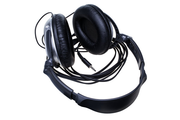 黑色未插耳机隔离在白色背景图片下载