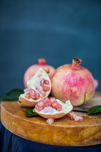 新鲜成熟的石榴石在木桌近距离图片下载