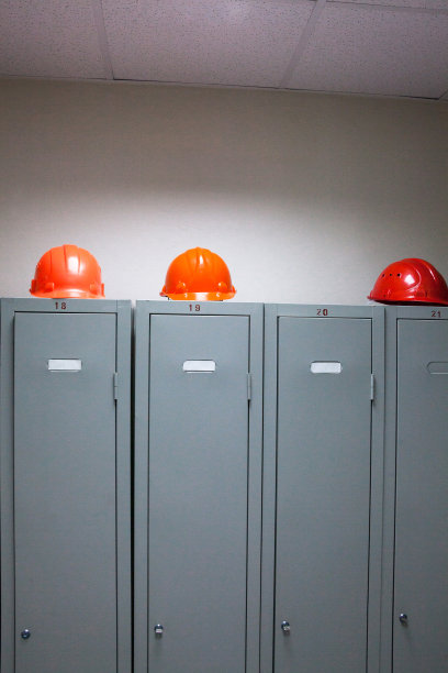金属储物柜和塑料安全帽图片下载