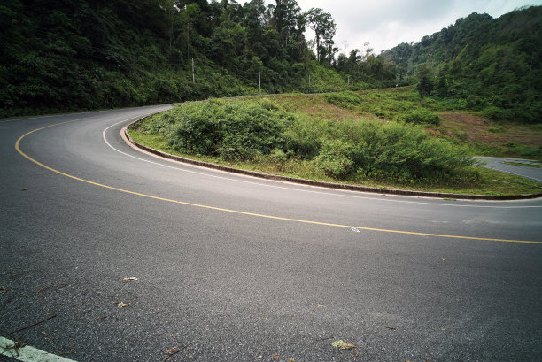 山上的乡村路图片下载