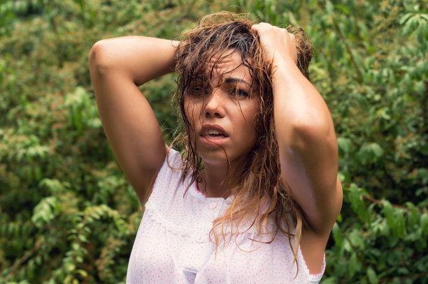 树林里的湿妞图片下载