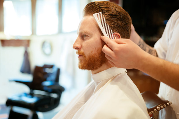 在理发店进行胡须和髭须治疗图片下载