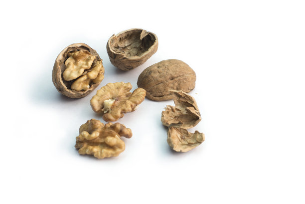 核桃和一个破裂的核桃图片下载